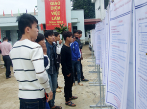 Người lao động huyện Lạc Sơn tìm kiếm thông tin việc làm, học nghề tại phiên giao dịch.