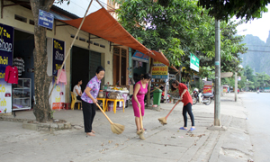 Bà Đỗ Thị Nhung và các hội viên phụ nữ trong KDC tham gia quét dọn vệ sinh thường xuyên vào mỗi sáng.