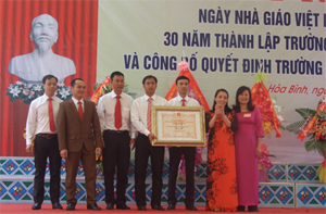 Lãnh đạo Sở GD&ĐT trao Bằng công nhận đạt chuẩn quốc gia năm 2014 cho trường THPT Ngô Quyền.