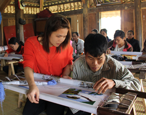 Học viên khuyết tật thực hành tay nghề tại lễ bế giảng lớp đào tạo nghề thêu tay truyền thống.