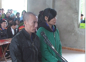 Vợ chồng Hùng và Quỳnh tại phiên toà.