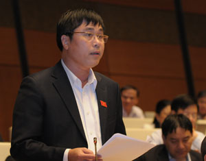 Đại biểu Nguyễn Cao Sơn phát biểu ý kiến thảo luận tại hội trường.