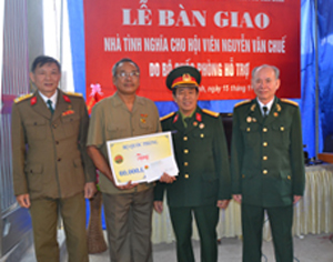 Đại diện Trung ương Hội truyền thống Trường Sơn - Đường Hồ Chí Minh trao tặng 60 triệu đồng cho gia đình hội viên Nguyễn Văn Chuế.