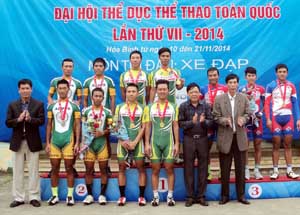 Các đồng chí lãnh đạo Sở VH-TT&DL, Tổng cục TDTT, Liên đoàn Mô tô - Xe đạp Việt Nam trao huy chương cho các vận động viên đạt nhất, nhì ba nội dung tính giờ đồng đội nam.