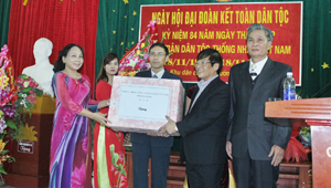Đồng chí Trần Văn Hoàn, UVTV, Bí thư Thành ủy tặng quà chúc mừng KDC.