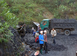 Đến năm 2014, việc khai thác, quặng với quy mô nhỏ lẻ vẫn diễn ra tại xã Cuối Hạ (Kim Bôi).