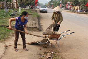 Phụ nữ huyện Tân Lạc đóng góp tích cực vào các hoạt động của đời sống xã hội. Ảnh: Phụ nữ thị trấn Mường Khến triển khai hiệu quả mô hình tự quản vệ sinh môi trường.