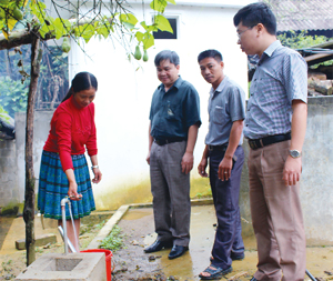 Công trình cấp nước có trụ vòi tại xã Pà Cò (Mai Châu) do Ban Dân tộc tỉnh làm chủ đầu tư được bàn giao cho UBND xã quản lý, vận hành, góp phần phát huy hiệu quả công trình bền vững.