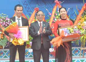 Thừa uỷ quyền, Hiệu trưởng trường THPT chuyên Hoàng Văn Thụ trao Bằng khen của Bộ GD&ĐT cho 2 GV nhà trường có thành tích xuất sắc.