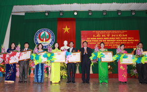 Được uỷ quyền của Chủ tịch nước, đồng chí Trần Đăng Ninh, Phó Bí thư TT Tỉnh uỷ trao bằng danh hiệu Nhà giáo ưu tú cho 8 nhà giáo tỉnh ta.
