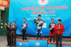 BTC trao giải cho các VĐV đoạt huy chương nội dung đổ đèo 1,3 km nữ (VĐV Lê Tú Oanh bên phải ảnh).