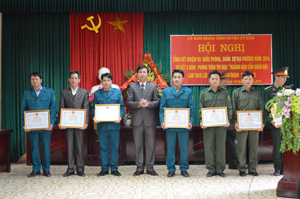 Lãnh đạo huyện Kỳ Sơn tặng giấy khen cho các tập thể đạt thành tích tốt trong thực hiện nhiệm vụ QP-QSĐP năm 2014.