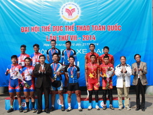 Đồng chí Bùi Văn Cửu, Phó Chủ tịch TT UBND tỉnh, trao huy chương cho các VĐV đoạt huy chương đồng đội nam băng đồng Ôlimpic./.