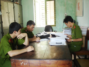 Công an huyện Tân Lạc quản lý hồ sơ đối tượng nghiện ma túy trên địa bàn.