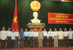 Các đồng chí lãnh đạo tỉnh và các ông mo tại buổi gặp mặt đại biểu đại diện nghệ nhân mo dân tộc Mường năm 2014.
