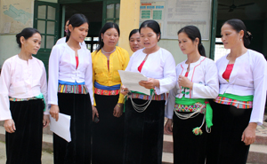 Hội viên phụ nữ xã Ngọc Sơn (Lạc Sơn) trao đổi nghiệp vụ công tác Hội.