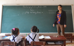 Cô giáo Bùi Thị Minh, giáo viên chủ nhiệm lớp 1+2, điểm trường Táu Nà luôn tìm tòi phương pháp giảng dạy mới sao cho gần gũi, dễ hiểu với các em học sinh.