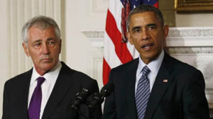 Tổng thống Mỹ Barack Obama (bên phải) và Bộ trưởng Quốc phòng Mỹ Chuck Hagel trong khi công bố về việc ông Hagel từ chức, ngày 24-11-2014. (Ảnh: Reuters)