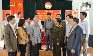 Các đại biểu HĐND tỉnh trao đổi với cử tri xã Bình Chân.