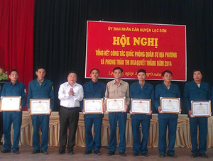 Lãnh đạo huyện Lạc Sơn tặng giấy khen cho các cá nhân có thành tích xuất sắc trong công tác quốc phòng, quân sự địa phương năm 2014.