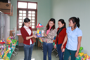 Đội ngũ giáo viên trường MN Tân Thành (Lương Sơn) luôn tích cực hưởng ứng phong trào làm đồ dùng, đồ chơi, phục vụ tốt cho công tác giảng dạy, học tập của cô, trò nhà trường.