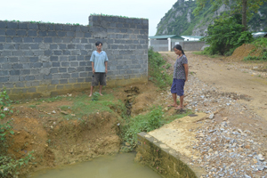 Người dân xóm Trại Ổi, xã Kim Truy (Kim Bôi) phản ánh tình trạng nguồn nước bị ảnh hưởng.