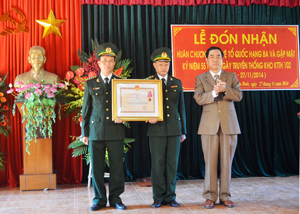 Thừa ủy quyền của Chủ tịch nước, đồng chí Nguyễn Văn Quang, Chủ tịch UBND tỉnh trao Huân chương Bảo vệ Tổ quốc hạng ba cho Kho K102.