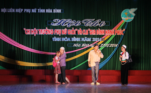 Tiểu phẩm về chủ đề phòng - chống bạo lực gia đình và bình đẳng giới của CLB “Gia đình hạnh phúc” xã Hòa Sơn (huyện Lương Sơn) nhận được sự cổ vũ nhiệt tình của khán giả.