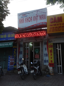 Phòng khám răng Nha Khoa Việt Nam trên đại lộ Thịnh Lang, tổ 13, phường Tân Thịnh (TPHB) không giấy phép vẫn ngang nhiên hoạt động. Ảnh chụp lúc 17 giờ ngày 25/11.