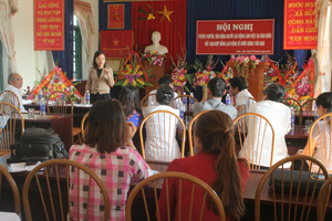Đại diện lãnh đạo Trung tâm Lao động ngoài nước (Bộ LĐ-TB&XH) phổ biến những nội dung cơ bản về người lao động Việt Nam làm việc tại Hàn Quốc theo Chương trình EPS tại huyện Lương Sơn.

 

