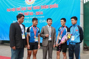 Đồng chí Đinh Danh Hạnh, Phó giám đốc Sở VH - TT&DL trao đổi, chia sẻ cùng các HLV, VĐV đội tuyển xe đạp Hoà Bình tại Giải xe đạp toàn quốc (Đại hội TD-TT toàn quốc lần thứ VII) tại Hoà Bình.