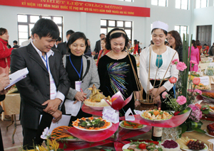 Ngành GD&ĐT tổ chức nhiều hoạt động có sự tham gia của chị em phụ nữ (Trong ảnh: Phần thi nấu ăn nhân dịp kỷ niệm ngày quốc tế phụ nữ 8/3).