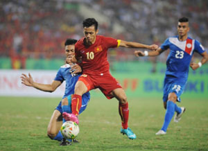 Pha tranh bóng giữa các cầu thủ đội tuyển Việt Nam và đội tuyển Phi-li-pin.    Ảnh: TRẦN HẢI