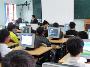 Một giờ tin học của các học viên TTGDTX huyện Mai Châu.