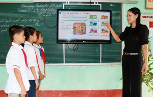 Cô giáo Lê Thị Na và học sinh trong 1 giờ học tiếng Anh ở trường tiểu học Nhuận Trạch (Lương Sơn).