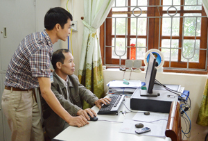 Cán bộ xã Hợp Thịnh (Kỳ Sơn) ứng dụng CNTT trong công tác chuyên môn nâng cao hiệu suất, tiến độ công việc.