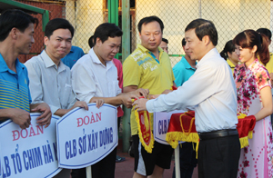 Đồng chí Bùi Văn Cửu, Phó Chủ tịch TT UBND tỉnh trao cờ lưu niệm cho các đoàn VĐV tham dự giải.