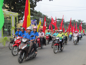 Diễu hành hưởng ứng Ngày nhà tiêu thế giới năm 2014 trên địa bàn huyện Kim Bôi.