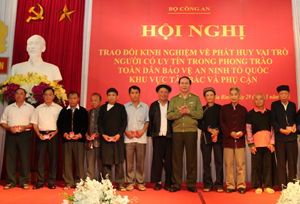 Già làng Xa Văn Thế (đứng thứ 3 từ phải sang) được Bộ trưởng Bộ Công an tặng kỷ niệm chương vì sự nghiệp BVANTQ.

