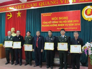 Đồng chí Bùi Hữu Ngạn, Chủ tịch Hội CCB tỉnh trao giấy khen cho các tập thể đạt thành tích cao trong công tác Hội năm 2013.
