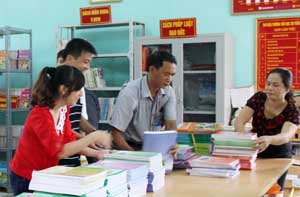 Thư viện trường tiểu học thị trấn Chi Nê (Lạc Thuỷ) luôn đảm bảo đủ sách giáo khoa và sách tham khảo phục vụ dạy và học của trường.
