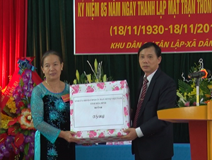 Đồng chí Bùi Văn Khánh, Phó Chủ tịch UBND tỉnh tặng quà chúc mừng ngày hội.