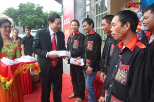 Đồng chí Bùi Văn Cửu,  Phó Chủ tịch UBND tỉnh trao muối I ốt cho các đại biểu tham dự mít tinh.