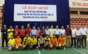 Đồng chí Nguyễn Văn Chương, Phó chủ tịch UBND tỉnh và lãnh đạo Sở VH-TT&DL tỉnh động viên cổ vũ tinh đoàn thể thao trước khi bước vào hội thi.
