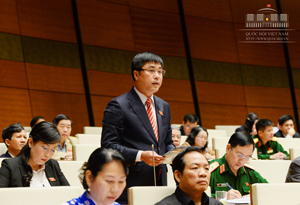 Đại biểu Nguyễn Cao Sơn, Đoàn ĐBQH tỉnh ta tham gia thảo luận tại hội trường trong phiên họp ngày 2/11. (Ảnh: Hách Minh Hiếu – Văn phòng Đoàn ĐBQH&HĐND tỉnh).