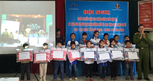 Ban An toàn giao thông tỉnh và phòng CSGT – Công an tỉnh đã trao tặng 15 suất quà cho các em học sinh nghèo vượt khó học giỏi.