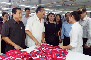 Thứ trưởng Bộ LĐ-TB&XH Huỳnh Văn Tí tìm hiểu thực tế hiệu quả  lớp dạy nghề may công nghiệp theo Đề án 1956 tại Công ty CP XNK 3/2.