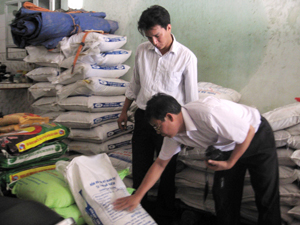 Sở NN&PTNT đề nghị cần tăng cường kiểm tra hoạt động kinh doanh thức ăn chăn nuôi để kiểm soát tình trạng sử dụng chất cấm trong thức ăn chăn nuôi (ảnh: lực lượng chức năng kiểm tra một cơ sở kinh doanh thức ăn chăn nuôi trên địa bàn thị trấn Mường Khến, Tân Lạc).