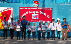 BTC tặng quà cho các em học sinh vượt khó trên địa bàn trong chương trình “Hướng về Trường Sa- Hoàng Sa”.