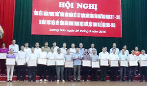 Lãnh đạo huyện Lương Sơn trao tặng giấy khen cho các tập thể và cá nhân có thành tích xuất sắc trong phong trào “toàn dân đoàn kết xây dựng đời sống văn hoá” giai đoạn 2011-2015.